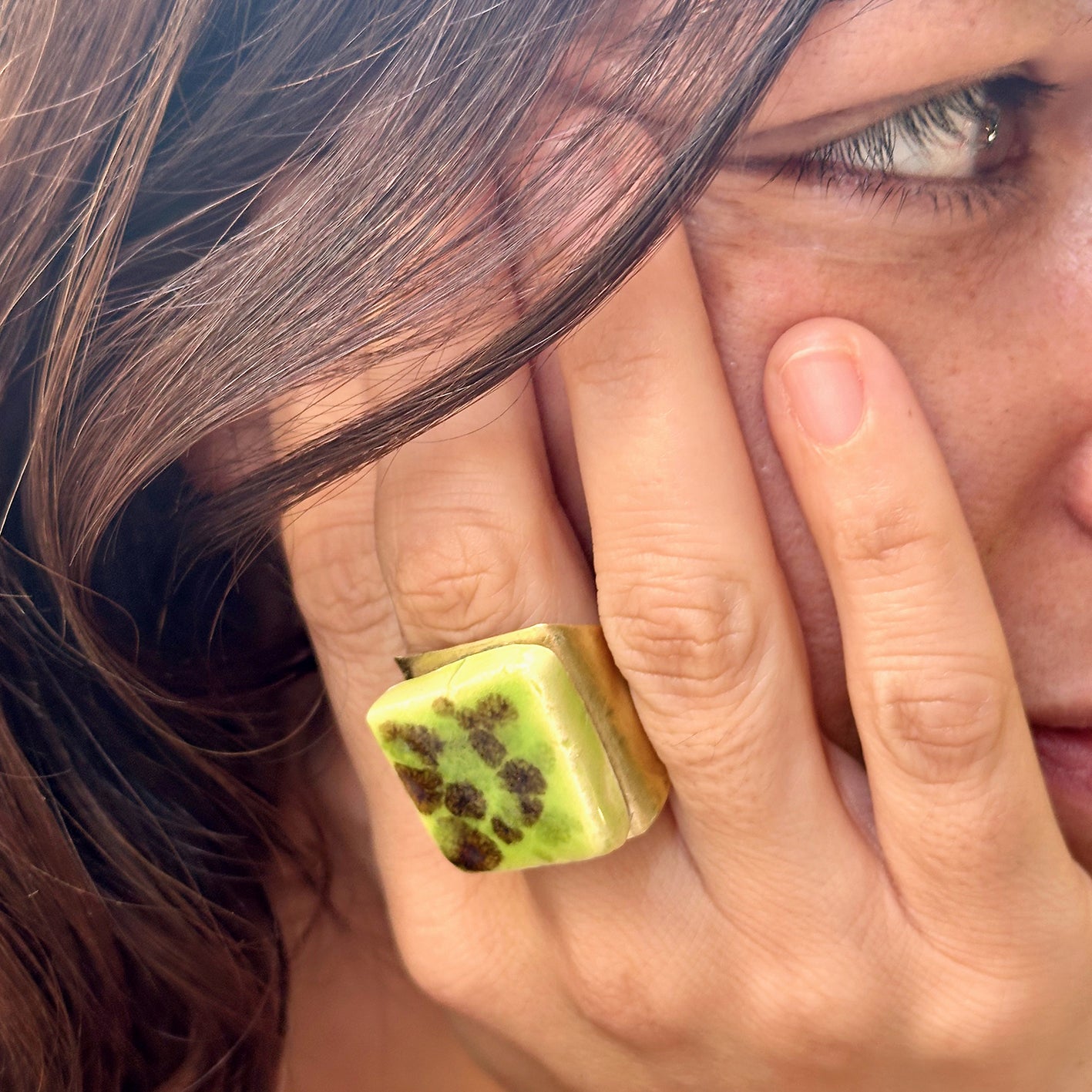 Anello artigianale ceramica in ottone, design moderno, fatta a mano in Italia