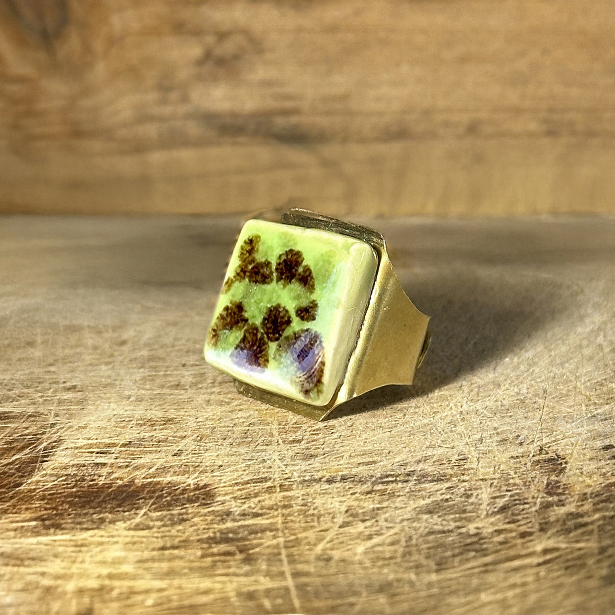 Anello artigianale ceramica in ottone, design moderno, fatta a mano in Italia