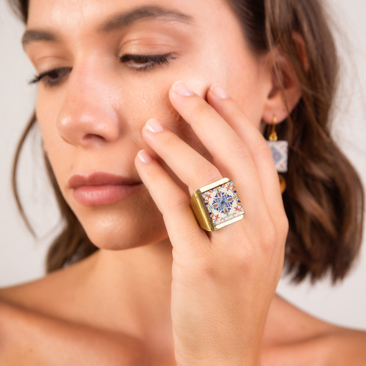 Anello artigianale maiolica in ottone, design moderno, fatta a mano in Italia, SICILIA