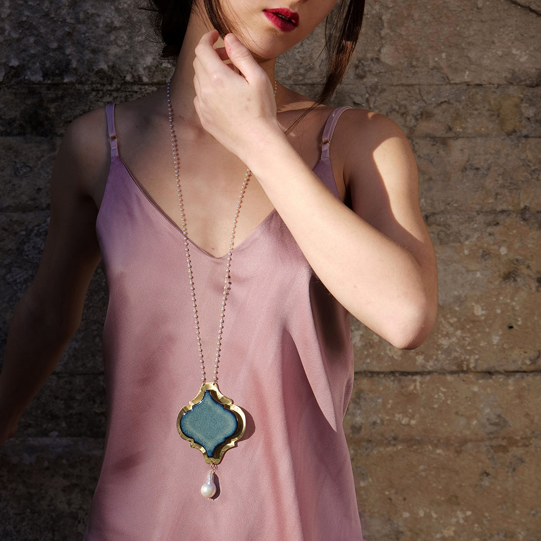 Collana artigianale ceramica in ottone, design moderno, fatta a mano in Italia