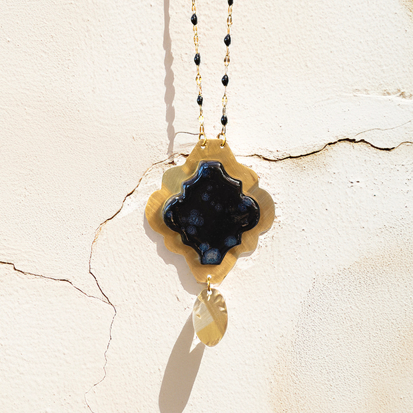 Collana artigianale ceramica in ottone, design moderno, fatta a mano in Italia, SICILIA