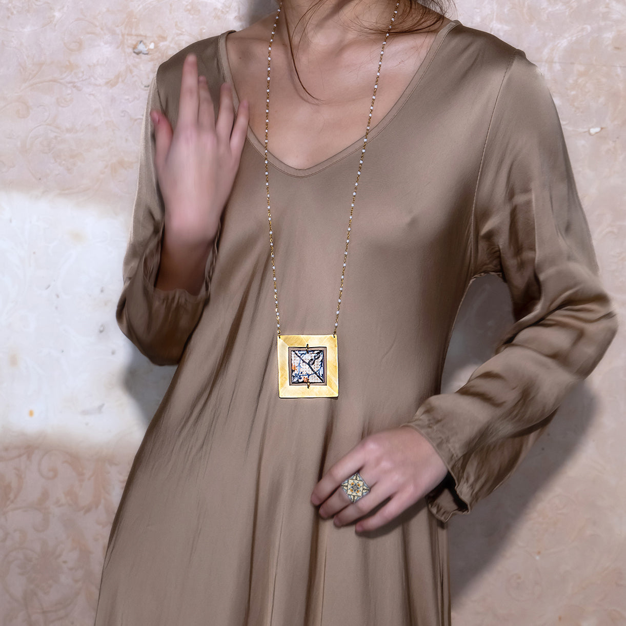 Collana artigianale maiolica in ottone, design moderno, fatta a mano in Italia, SICILIA