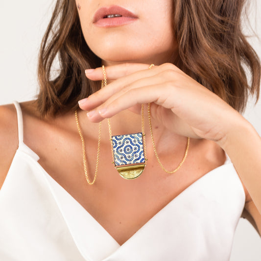 Collana artigianale maiolica in ottone, design moderno, fatta a mano in Italia, SICILIA