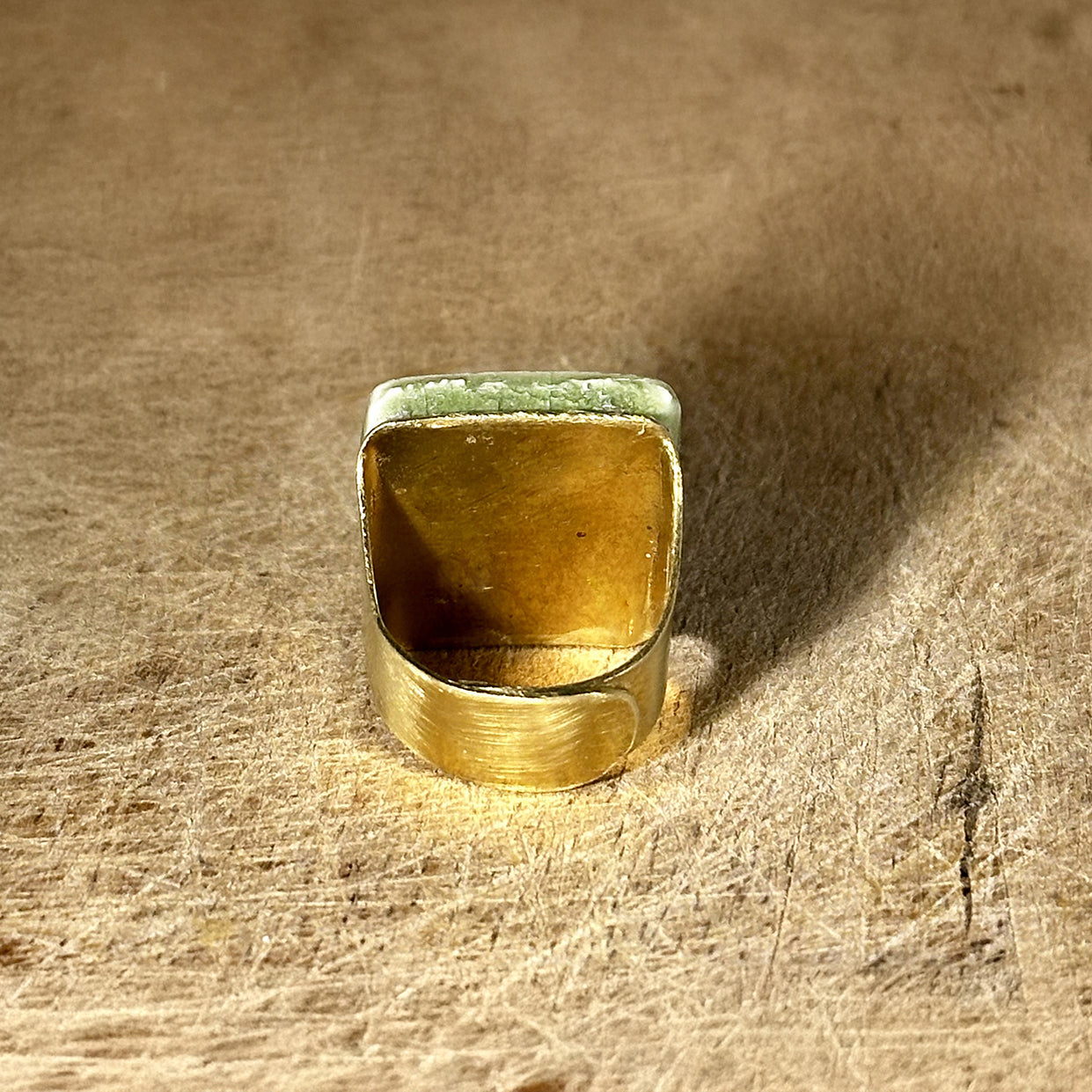 Anello artigianale ceramica in ottone, design moderno, fatta a mano in Italia