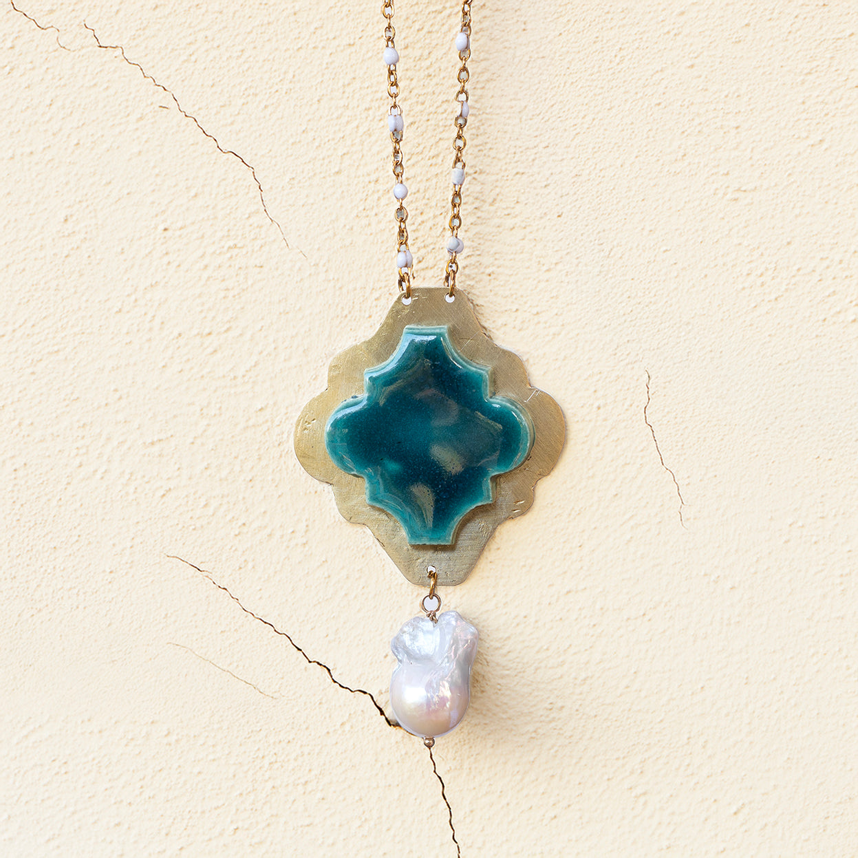 Collana artigianale in ottone e ceramica, design minimalista,FATTO A MANO IN ITALIA, SICILIA