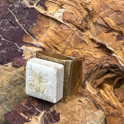 Anello artigianale ceramica in ottone, design moderno, fatta a mano in Italia, Sicilia