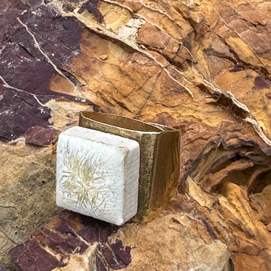 Anello artigianale ceramica in ottone, design moderno, fatta a mano in Italia, Sicilia